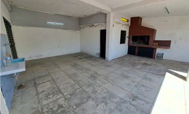 Venta Casa 2 dormitorios con cochera y local comercial