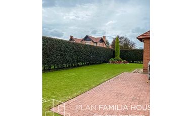 Casa de dos niveles con zona verde en Cajicá