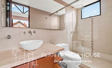 Casa de dos niveles con zona verde en Cajicá