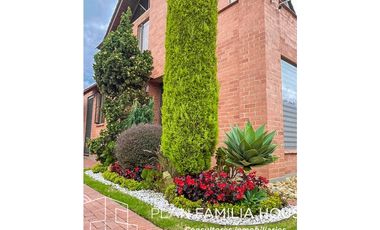 Casa de dos niveles con zona verde en Cajicá