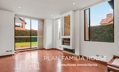 Casa de dos niveles con zona verde en Cajicá