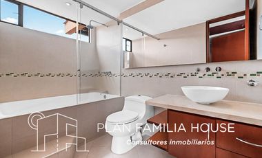 Casa de dos niveles con zona verde en Cajicá