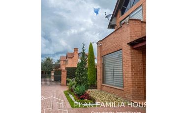 Casa de dos niveles con zona verde en Cajicá