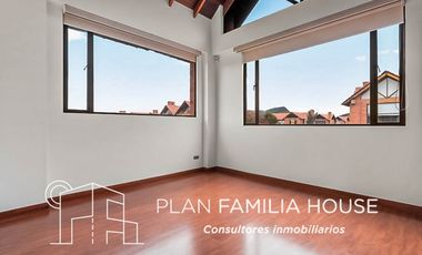 Casa de dos niveles con zona verde en Cajicá