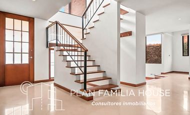 Casa de dos niveles con zona verde en Cajicá