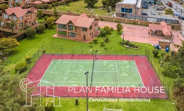 Casa de dos niveles con zona verde en Cajicá