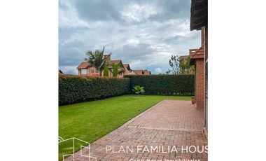 Casa de dos niveles con zona verde en Cajicá