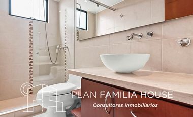 Casa de dos niveles con zona verde en Cajicá