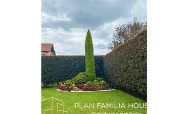 Casa de dos niveles con zona verde en Cajicá