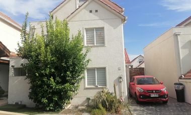 Casa en Arriendo en AV. ELPERAL CON CANAL DE LA LUZ