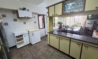 VENTA CASA 5 AMB CON PATIO Y COCHERA, QUILMES