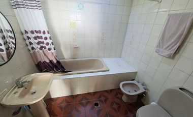 VENTA CASA 5 AMB CON PATIO Y COCHERA, QUILMES