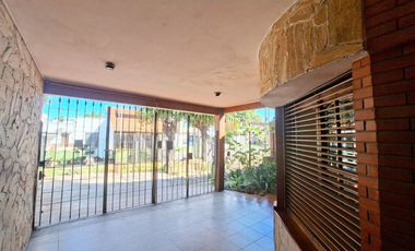 VENTA CASA 5 AMB CON PATIO Y COCHERA, QUILMES