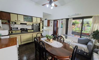 VENTA CASA 5 AMB CON PATIO Y COCHERA, QUILMES