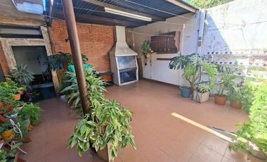 VENTA CASA 5 AMB CON PATIO Y COCHERA, QUILMES