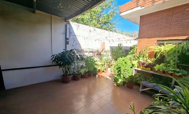 VENTA CASA 5 AMB CON PATIO Y COCHERA, QUILMES