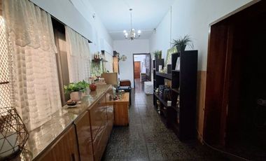 VENTA CASA 5 AMB CON PATIO Y COCHERA, QUILMES