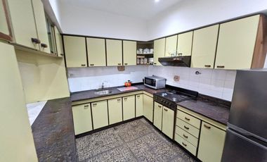 VENTA CASA 5 AMB CON PATIO Y COCHERA, QUILMES