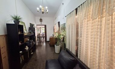 VENTA CASA 5 AMB CON PATIO Y COCHERA, QUILMES