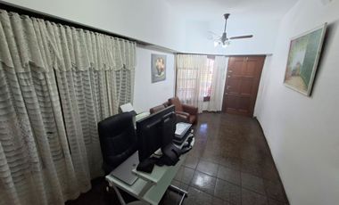 VENTA CASA 5 AMB CON PATIO Y COCHERA, QUILMES