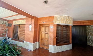 VENTA CASA 5 AMB CON PATIO Y COCHERA, QUILMES