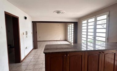Casa en alquiler de 4 dormitorios c/ cochera en Otros Barrios