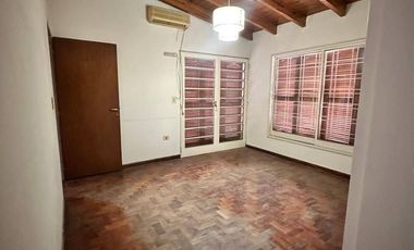 Casa en alquiler de 4 dormitorios c/ cochera en Otros Barrios
