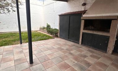 Casa en alquiler de 4 dormitorios c/ cochera en Otros Barrios