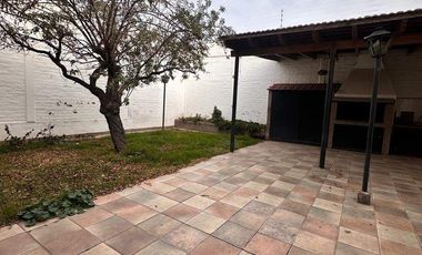 Casa en alquiler de 4 dormitorios c/ cochera en Otros Barrios