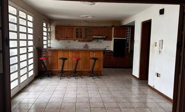 Casa en alquiler de 4 dormitorios c/ cochera en Otros Barrios
