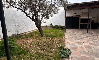 Casa en alquiler de 4 dormitorios c/ cochera en Otros Barrios