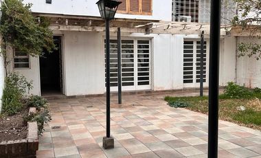 Casa en alquiler de 4 dormitorios c/ cochera en Otros Barrios