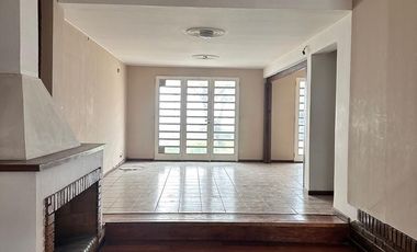 Casa en alquiler de 4 dormitorios c/ cochera en Otros Barrios
