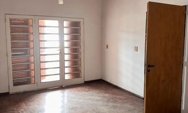 Casa en alquiler de 4 dormitorios c/ cochera en Otros Barrios