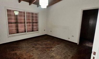 Casa en alquiler de 4 dormitorios c/ cochera en Otros Barrios