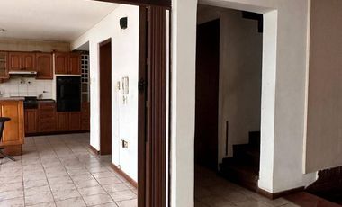 Casa en alquiler de 4 dormitorios c/ cochera en Otros Barrios