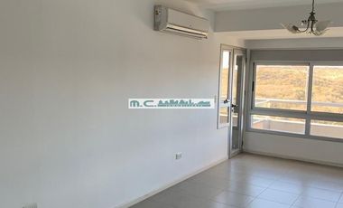 ALQ. ANUAL. MALAGUEÑO. MILENICA IV. DPTO UN DORM. c/ BALCÓN + COCHERA c/ BAULERA
