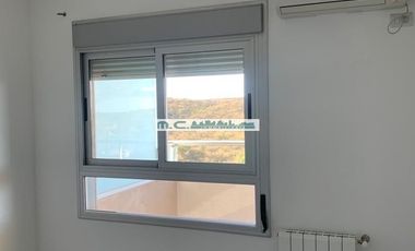 ALQ. ANUAL. MALAGUEÑO. MILENICA IV. DPTO UN DORM. c/ BALCÓN + COCHERA c/ BAULERA