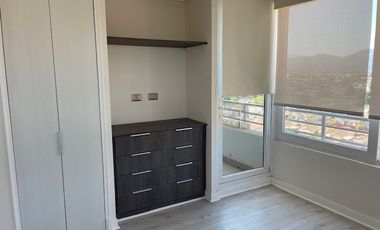 Arrienda departamento nuevo; excelente vista y ubicación.