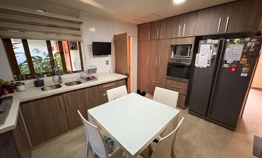 Casa en venta c/ estacionamiento en Avenida San Juan