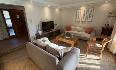 Casa en venta c/ estacionamiento en Avenida San Juan