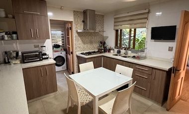 Casa en venta c/ estacionamiento en Avenida San Juan