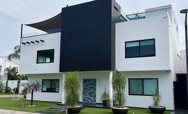 VENTA DE CASA EN JARDIN REAL DENTRO DEL COTO 8 ZAPOPAN JAL