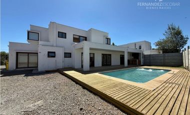 RINCONADA - VENDE ARRIENDA CASA 4D 3B PISCINA - COND. EL SAUCE