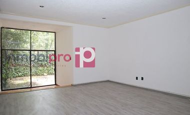 AMPLIA Y ELEGANTE CASA EN VENTA CON JARDÍN EN LOMAS QUEBRADAS