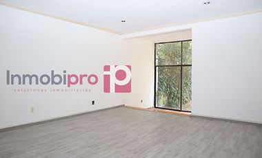 AMPLIA Y ELEGANTE CASA EN VENTA CON JARDÍN EN LOMAS QUEBRADAS