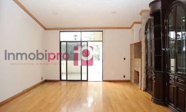 AMPLIA Y ELEGANTE CASA EN VENTA CON JARDÍN EN LOMAS QUEBRADAS