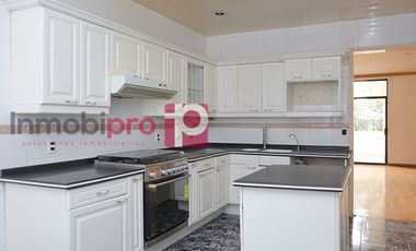 AMPLIA Y ELEGANTE CASA EN VENTA CON JARDÍN EN LOMAS QUEBRADAS