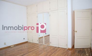 AMPLIA Y ELEGANTE CASA EN VENTA CON JARDÍN EN LOMAS QUEBRADAS