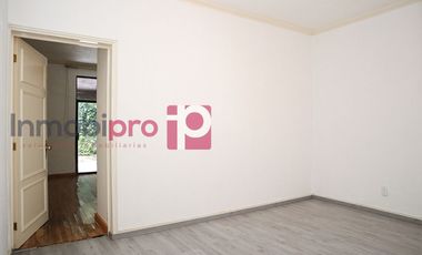 AMPLIA Y ELEGANTE CASA EN VENTA CON JARDÍN EN LOMAS QUEBRADAS